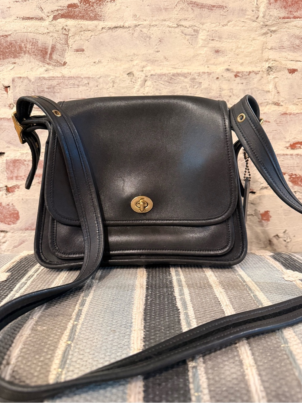 Y2K Vintage Coach Black Leather Court Bag Gold Turnlock Hangtag Crossbody